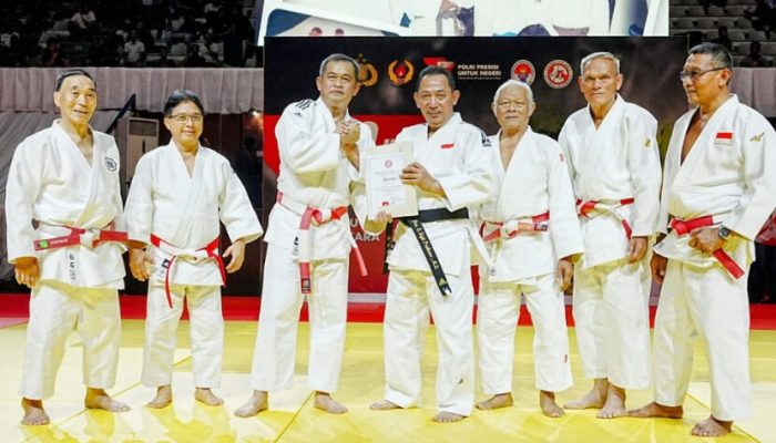 Penyematan Sabuk Hitam Judo Kepada Kapolri Saat Momentum Hari Ulta Bhayangkara Ke-77