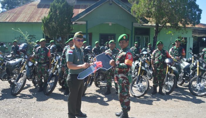 Dandim 1605/Belu Serahkan 40 Unit Sepada Motor Kepada Babinsa, Guna Mendukung operasional Anggota TNI Di Perbatasan RI-RDTL