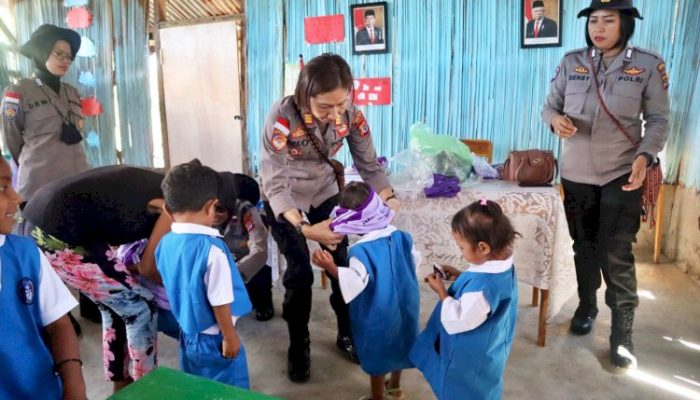 Polwan Polres Belu Salurkan Pakaian Sekolah Untuk Anak Paud  Di Fohomea, Dalam Rangka Menyambut HUT Polwan Ke-75