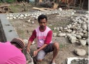 Kepala Desa Rabasahain Mengisi Hari Libur Dengan Membantu Para Pekerja