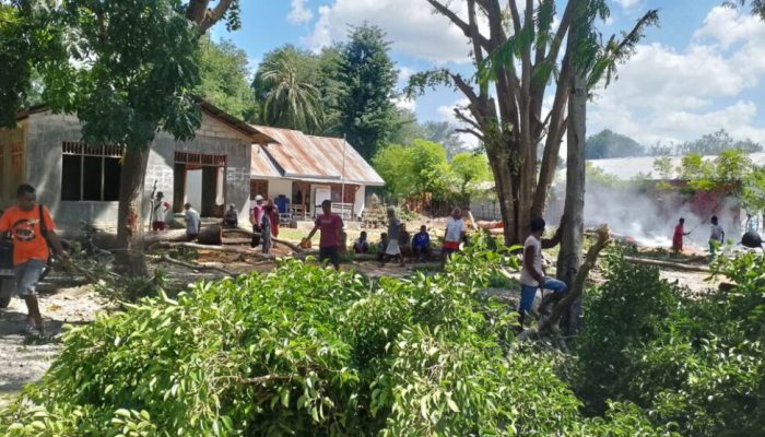 Pemdes Dan Masyarakat Rabasahain Gotong Royong Bersihkan Halaman Kantor Desa