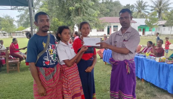 Kades Rabasahain Berikan Reward bagi 3 siswa Berprestasi Di SDK Rabasa Saat Penyerahan Amplop Kelulusan