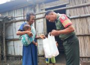 Peduli Sesama, Babinsa Serda Paulino Berikan Paket Sembako Bagi Warga Kurang Mampu