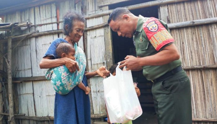 Peduli Sesama, Babinsa Serda Paulino Berikan Paket Sembako Bagi Warga Kurang Mampu