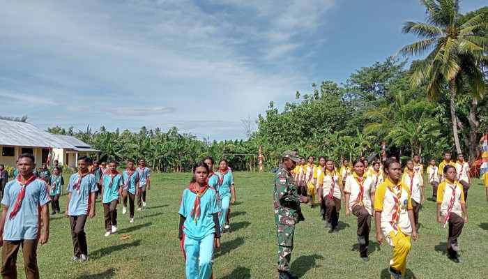 Tanamkan Kedisiplinan Dan Bela Negara, Babinsa Ramil 05 /Kobalima Latih PBB Pada Siswa
