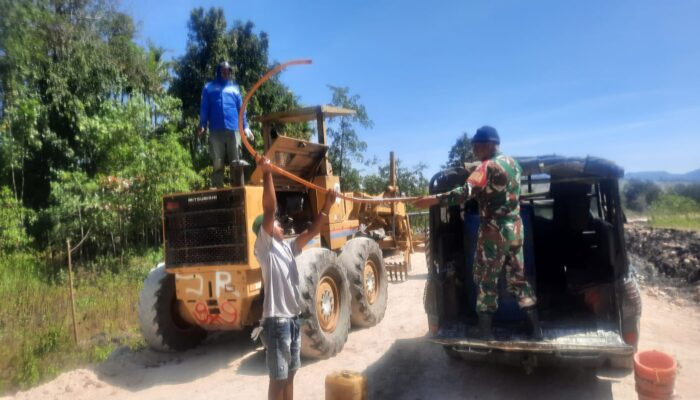 Ratakan Permukaan Badan Jalan, Satgas TMMD Kodim Belu Kerahkan Alat Berat Grader