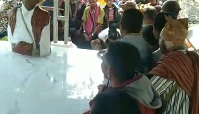 Sebelum Kampanye Di Desa Tesa, Cabup Kim Taolin Bersama Rombongan Berziarah Ke Makam Salah Satu Tokoh Peting Di Malaka